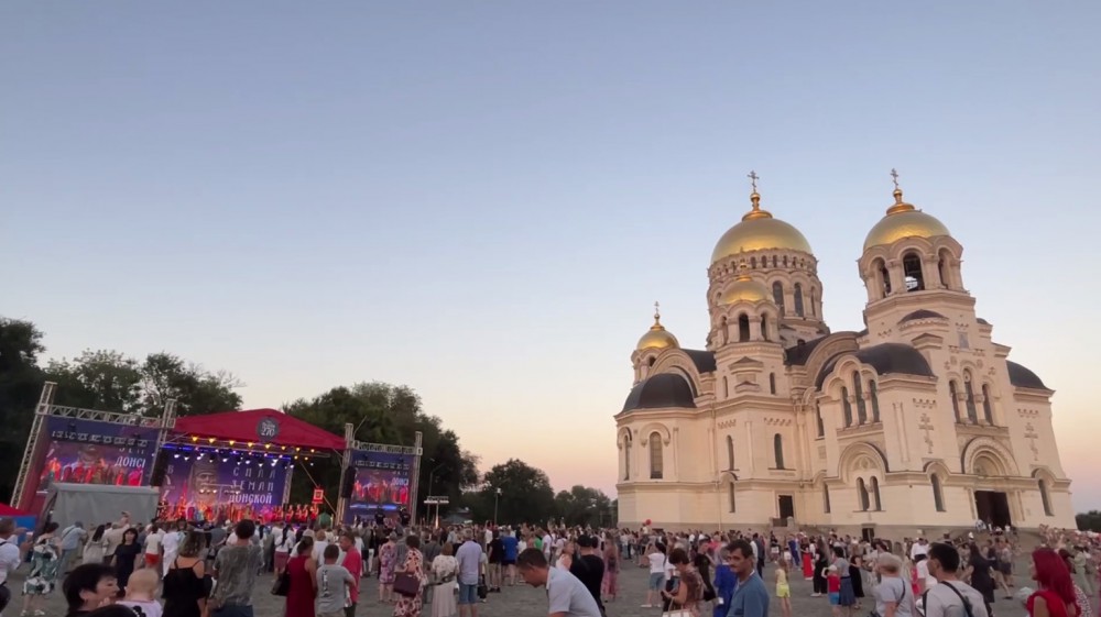 Новочеркасске, возле храма