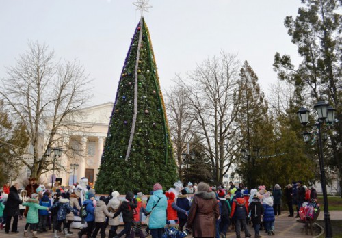 22  декабря 2017г прошло торжественное открытие новогодней ёлки района на площади перед районным Дворцом культуры в п.Каменоломни.