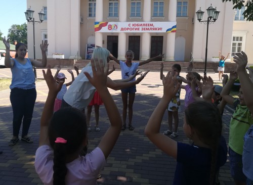 4 июля на площади перед районным Дворцом культуры  прошла спортивно – игровая программа под названием «Сыграй-ка!».