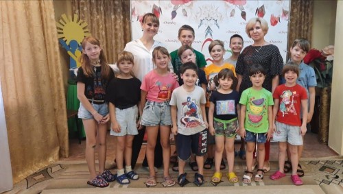 5 августа, в преддверии Дня железнодорожника, сотрудники районного Дворца культуры провели игровую программу "Путешествие на волшебном поезде" для воспитанников социального приюта "Огонёк".